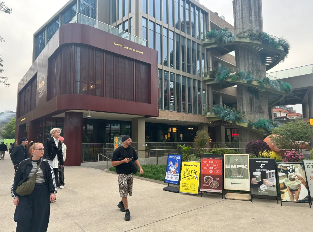 Viral in Jing'an: Yongyuan Road's 500-Meter Shopping Spree Draws Suitcase-Toting Tourists and Global Influencers