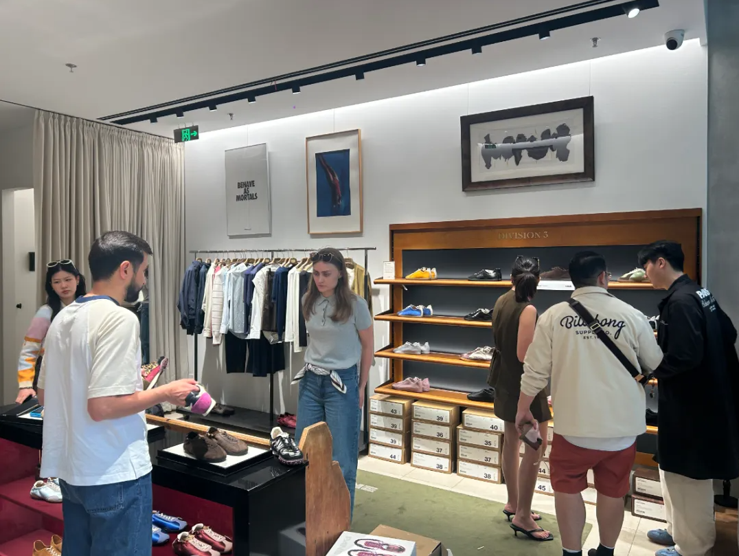 Viral in Jing'an: Yongyuan Road's 500-Meter Shopping Spree Draws Suitcase-Toting Tourists and Global Influencers